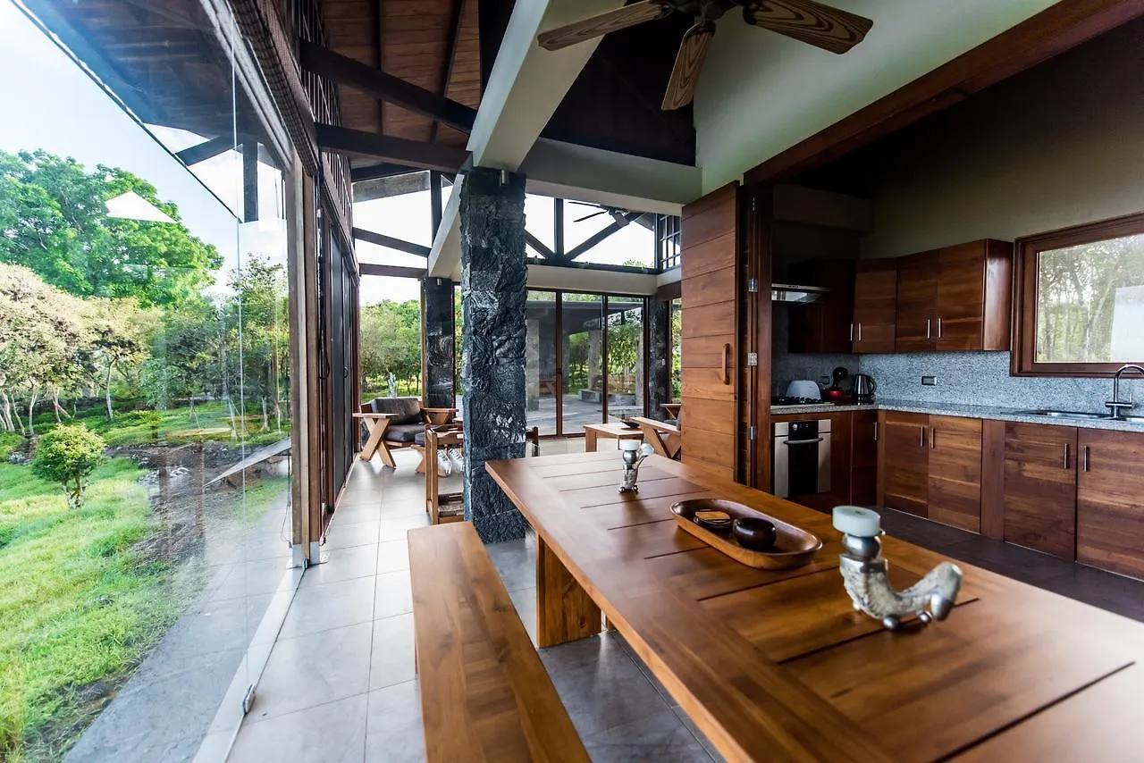 Casa Roca Villa Puerto Ayora